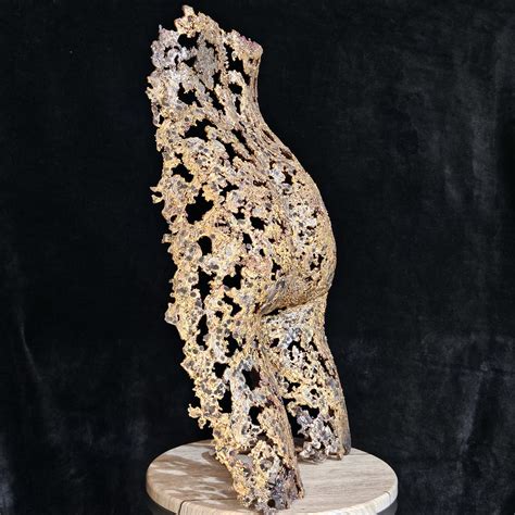 Kouros ô séant - Butt sculpture in bronze lace – Sculpture BUIL