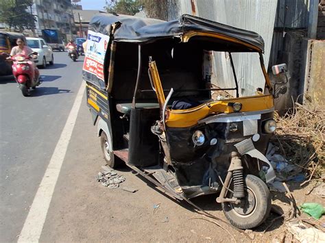 A speeding Eco car hit two rickshaws, injuring 6 people | વલસાડમાં ...