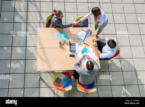 Business People Shaking Hands 的图像结果