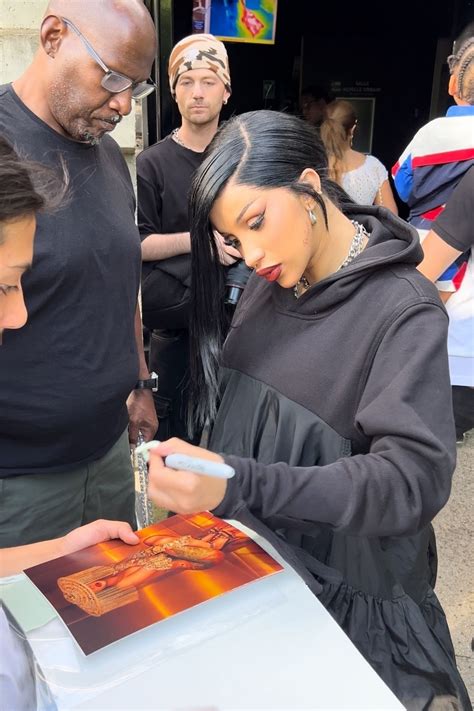 CARDI B Sign Autographs for Fans while Leaving The Zoo in Paris 07/10 ...