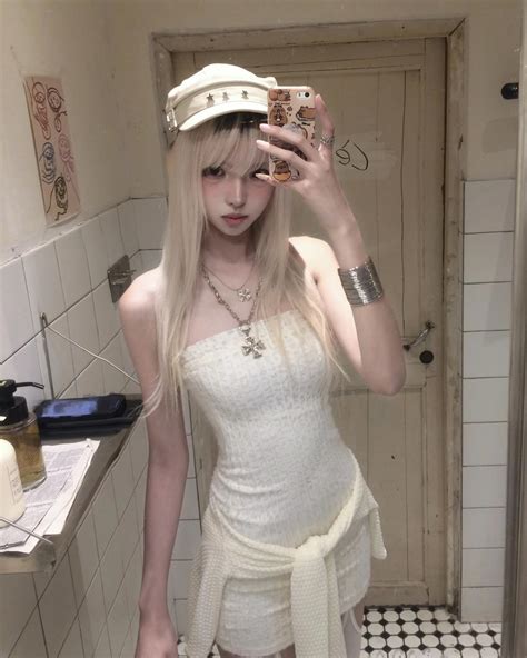 Chloe ⋆˚ 𝜗𝜚˚⋆ | 90s @halen.cute Cre: Vol | Instagram