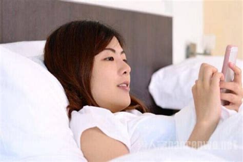 睡前葛优躺玩手机有什么健康隐患 如何才能健康的玩手机 _八宝网