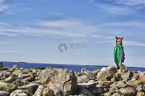 身着绿色斗篷的男孩站在石墙上高清图片下载-正版图片501838212-摄图网