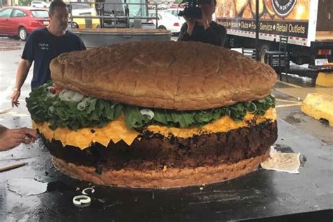 The Biggest Burger in the World Is 1,774 Pounds | Reader's Digest