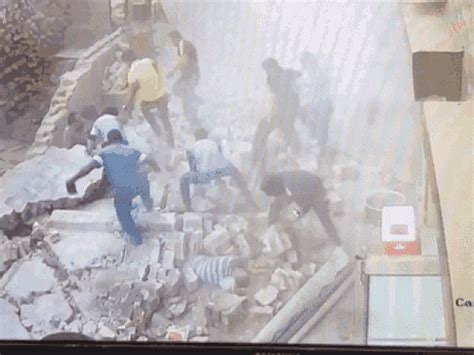 Crematorium wall collapses in Haryana, filling 5 in no time | અચાનક જ ...