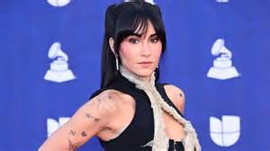 Aitana hace historia en los Latin Grammy 2025 con tres looks ...