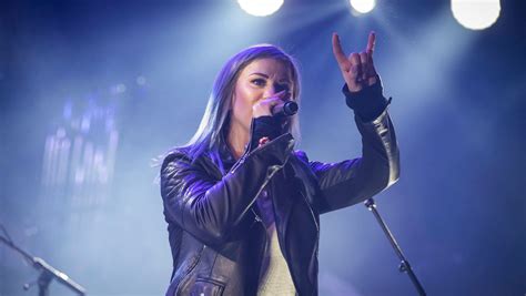 Drummer Jen Ledger (Skillet) | Life on Photo