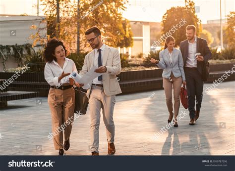 Corporate People Walking 的图像结果
