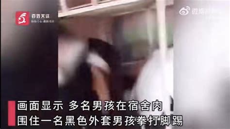 四川一名男生在宿舍内遭多人围殴：施暴者使用了拳击手套；学校：警方已介入