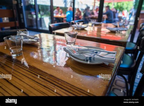 Restaurant Table Setting 的图像结果