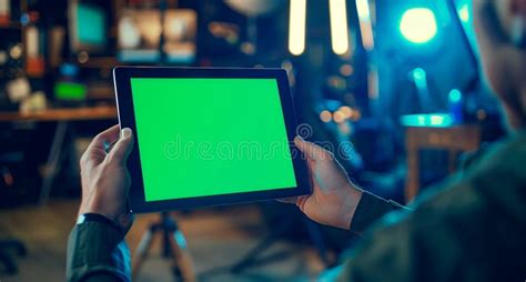 Man Looking at Computer Greenscreen 的图像结果