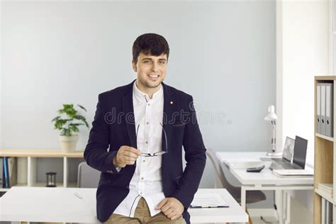 Young Professional Business Man 的图像结果