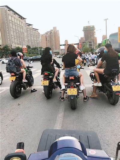 西安4名小姐姐搭乘摩托车没戴头盔被举报 交警：各罚50元 - 陕西 - 各界新闻网