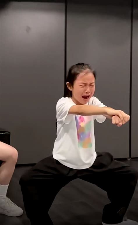 李小璐晒与女儿亲子跳舞 9岁甜馨身高直逼妈妈——上海热线娱乐频道
