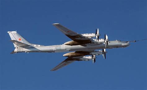 跨世界的老爷爷：俄罗斯图-95MS轰炸机亮相日本海_腾讯新闻