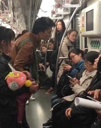 地铁上路人惜孩子可怜指责乞讨人，结果乞丐怒了-搜狐