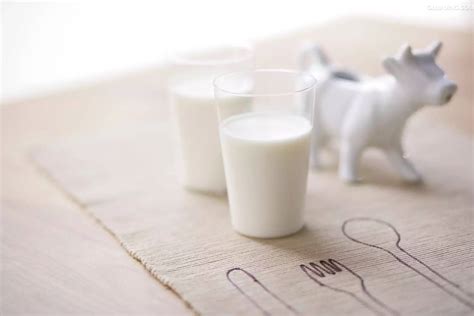 食话食说 | 全脂、低脂、脱脂牛奶有啥区别？记住三点选对一杯奶_酸奶