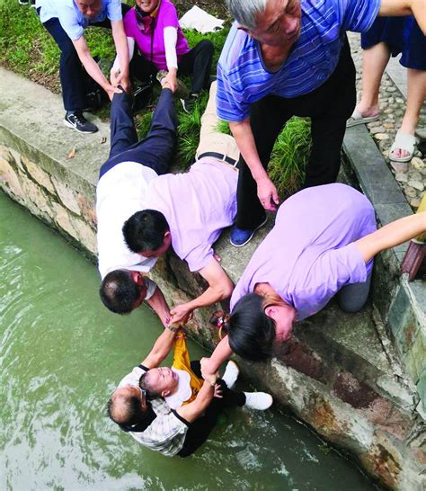 跳入2米多深的河里 67岁老人救起溺水男童