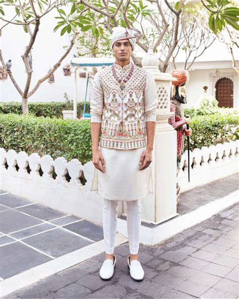 Buy Designer Bottle Green Nihil Bandi Set - Falguni Shane Peacock