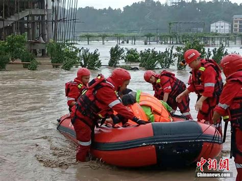 四川达州遭暴雨袭击 救援人员紧急转移被困民众-搜狐大视野-搜狐新闻