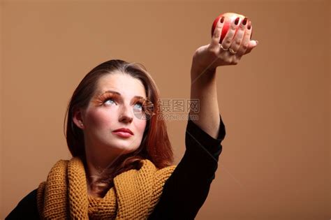 拿苹果的女人高清图片下载-正版图片501526284-摄图网
