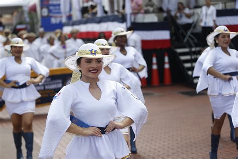 Así transcurren los coloridos desfiles por el día de los Símbolos ...