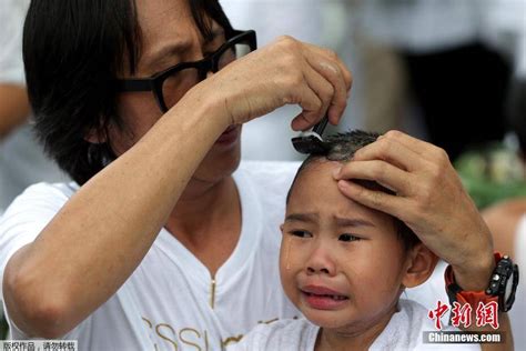 泰国小女孩剃度：现场声泪俱下_手机凤凰网