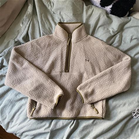 aritzia tna fleece beige&olive cropped half zip up... - Depop