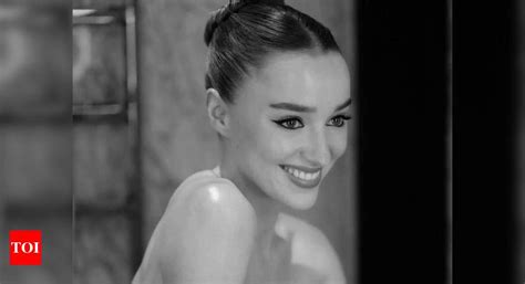 Phoebe Dynevor to star in Amazon Studios film 'The Outlaws Scarlett ...