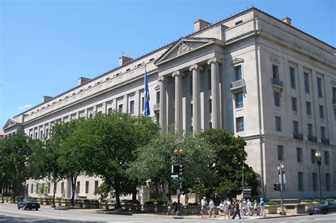 https://upload.wikimedia.org/wikipedia/commons/3/3b/U.S._Department_of_Justice_headquarters%2C_August_12%2C_2006.jpg