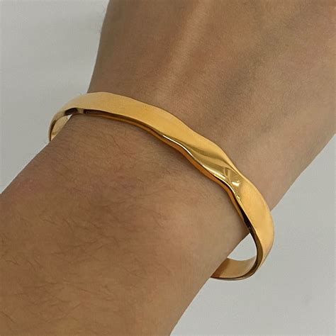 Shiny Wavy Bangle – Dimplery