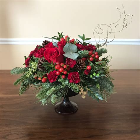 Traditional holiday table centerpiece in reds and greens. | Christmas ...