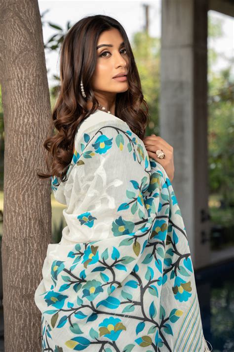 Ruhani Marshmallow White Cotton Jamdani Saree – Gajarai