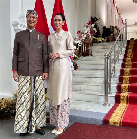 Gaun Istimewa untuk Istri Kepala Desa yang Penuh Kharisma