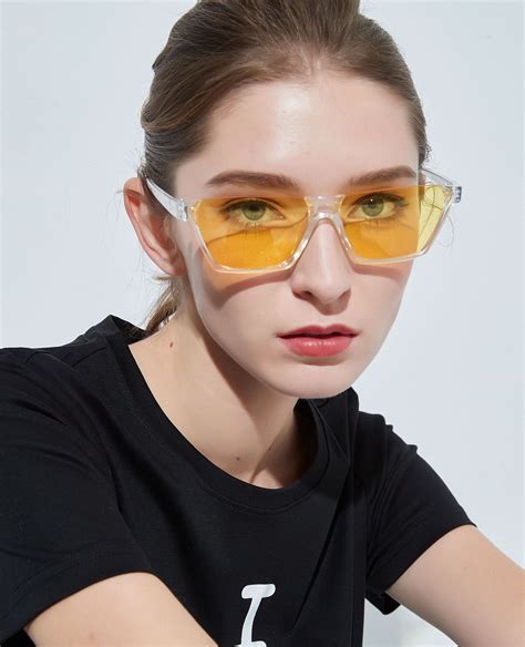 今年眼镜的流行款式,20年最潮的眼镜款式,今年最流行的眼镜框_大山谷图库