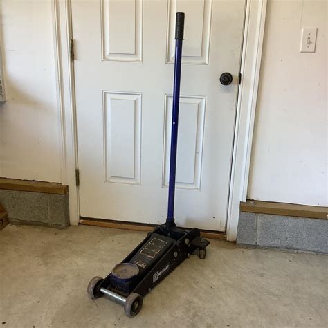 G807 KOBALT 6000lbs Floor Jack | EstateSales.org