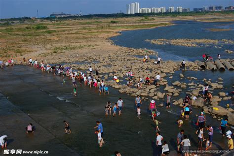 图集丨内涝下郑州水淹车数量众多 京广隧道清理正处于攻坚阶段 | 每日经济网