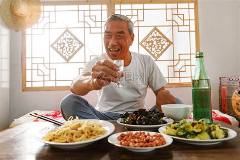老年人坐在家里喝酒吃饭高清图片下载-正版图片507692536-摄图网