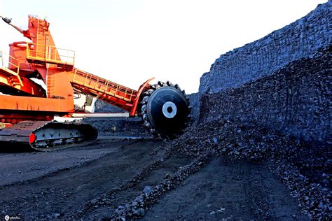 新疆哈密：5G轮斗日采煤炭过万吨