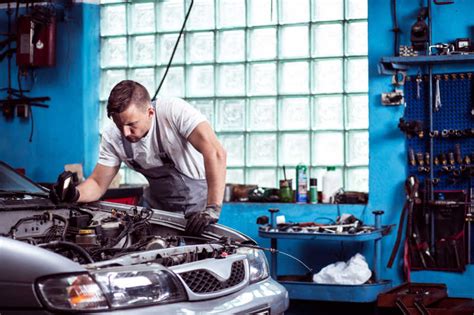 正在修理汽车发动机的男性修理工图片-正在修理汽车发动机的男性修理工素材-高清图片-摄影照片-寻图免费打包下载