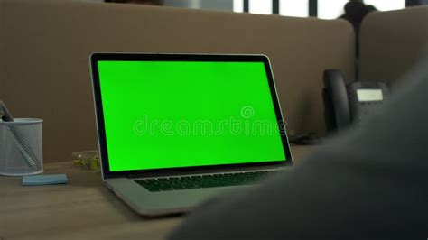 Man Looking at Computer Greenscreen 的图像结果