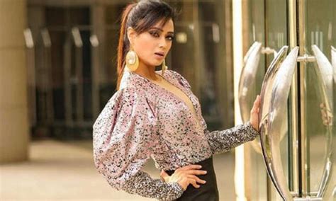Shweta Tiwari blows fans’ hearts in sequinned thigh-slit bodycon gown