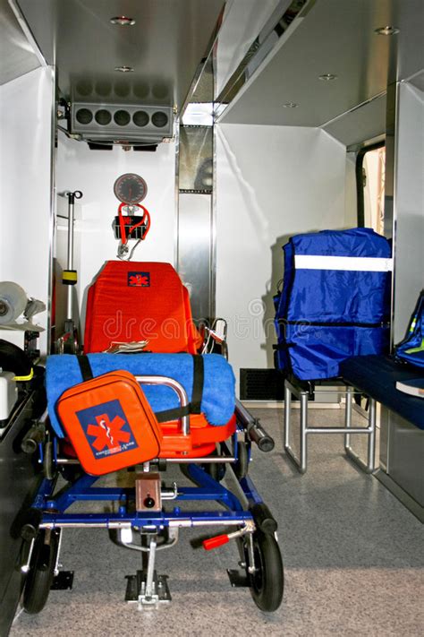 在医务人员里面的救护车 库存照片. 图片 包括有 在医务人员里面的救护车 - 16975436