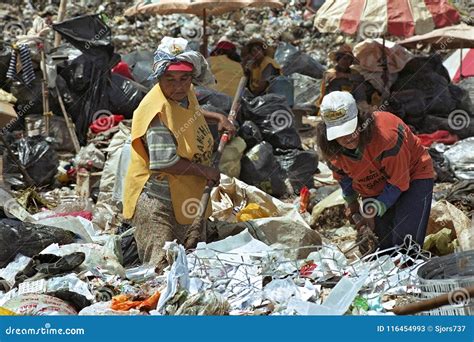 Working on Rubbish Dump Paraguayan Survival Strategy Editorial Stock Photo - Image of industry ...