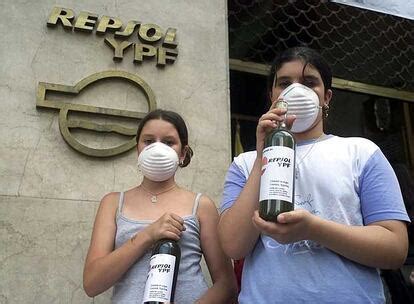 Botellas de agua contaminada por Repsol en Buenos Aires | Sociedad | EL ...