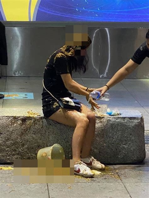 台湾发生泼粪事件！女子当街被人用整桶粪水从头淋下_手机新浪网