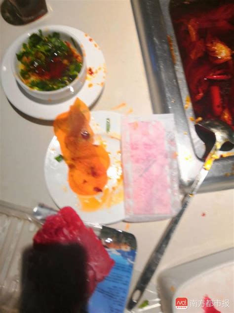 深圳女子在海底捞吃出不明物索赔50万，有关部门介入调查_女士