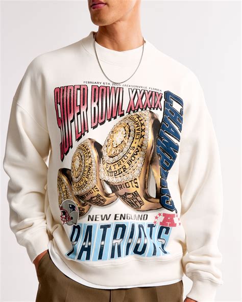 Men's New England Patriots Graphic Crew Sweatshirt in Cream - Patriots ...