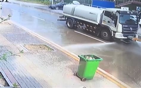 路遇嚣张的洒水车，不是为了洒水，而是帮别人洗车！_腾讯视频