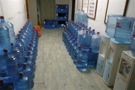 组图：哈尔滨停水四天致使超市饮用水断销_新闻中心_新浪网